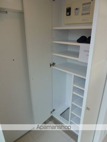 東急東横線 学芸大学駅 徒歩9分 6階建 築58年の玄関写真
