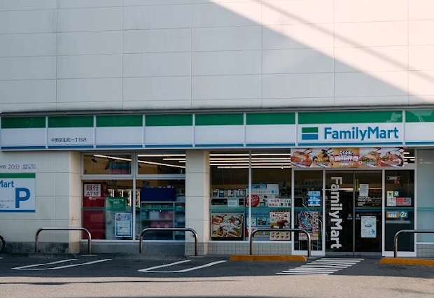 コンビニ　ファミリーマート中野弥生町一丁目店（コンビニ）まで140m