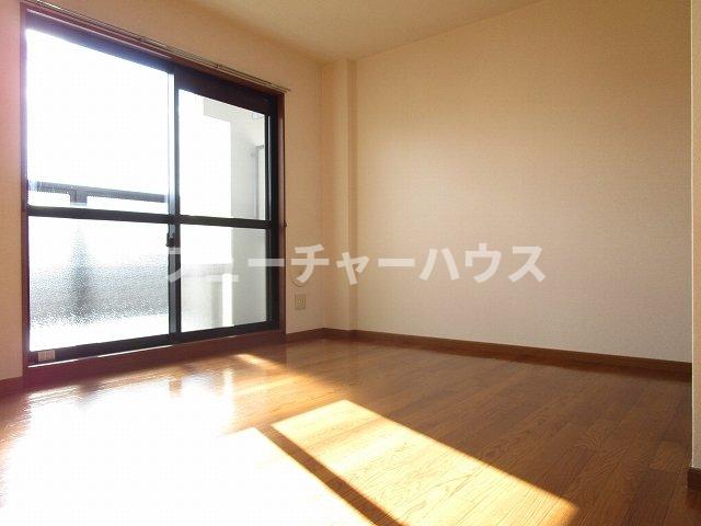 居室・リビング　明るい色調の室内です