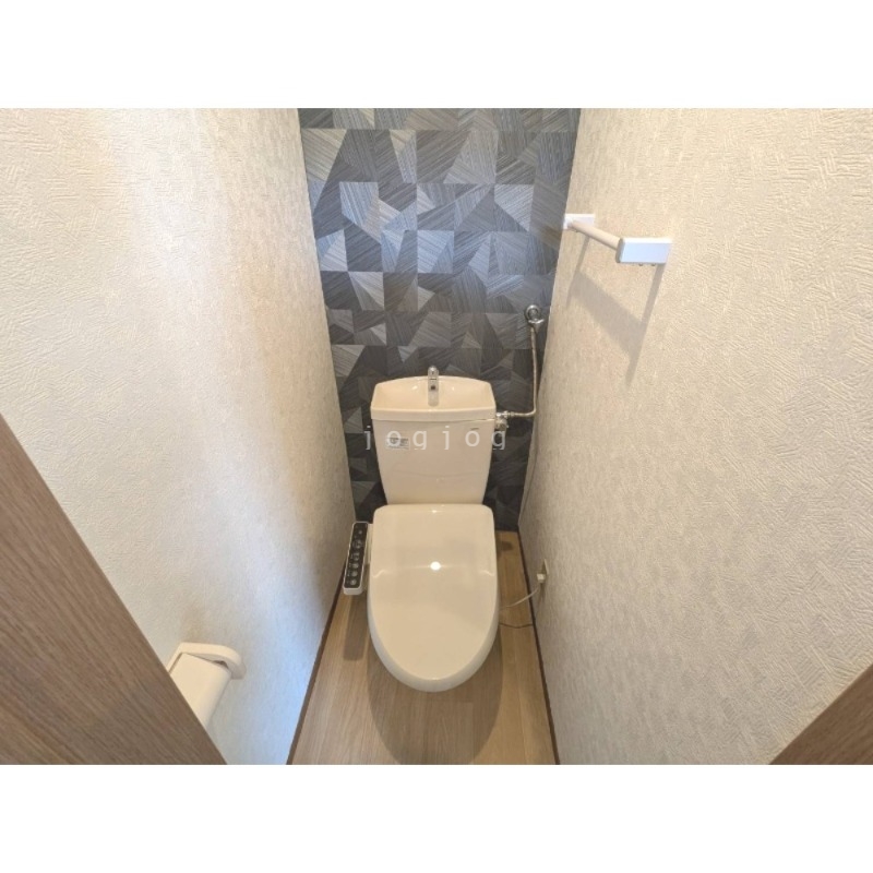 トイレ　嬉しい温水洗浄便座付きのトイレです。