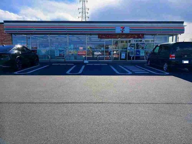 コンビニ　セブンイレブン大泉警察前店（コンビニ）まで300m