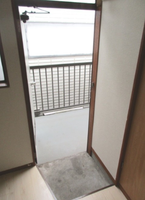 小田急線 相模大野駅 徒歩20分 2階建 築44年の玄関写真