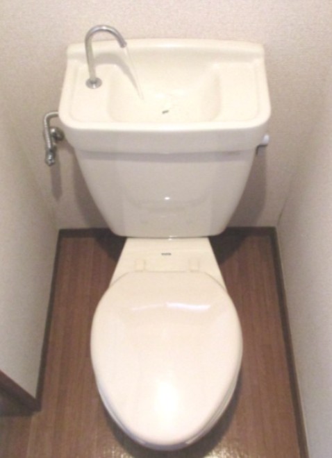 小田急線 相模大野駅 徒歩20分 2階建 築44年のトイレ写真