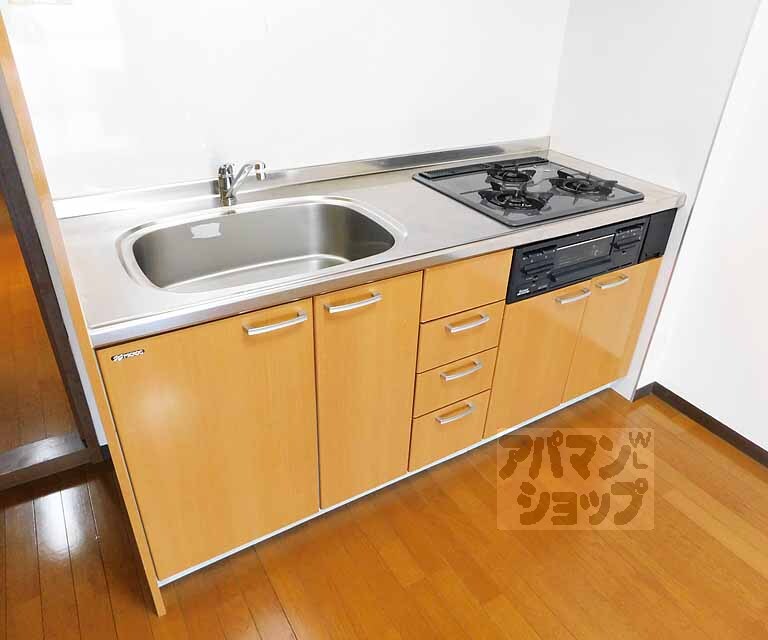 キッチン　システムキッチンの３口コンロ付です。