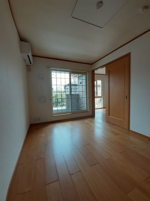 ハピネスIII番館の居間写真