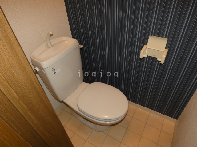 トイレ　嬉しい温水洗浄便座付きのトイレです。
