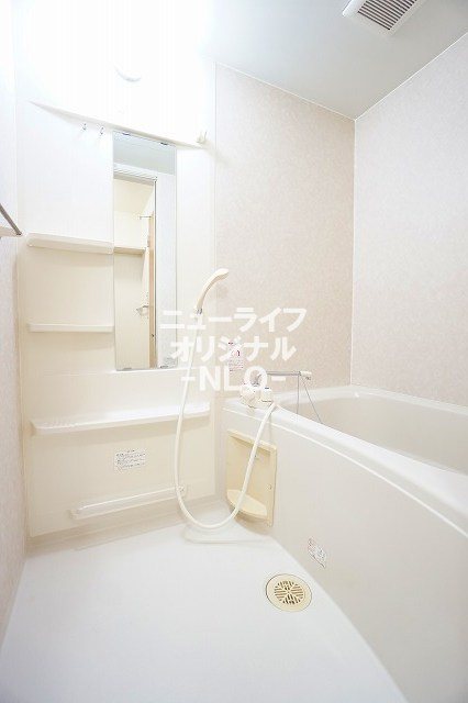 バス・シャワールーム　湯舟に浸かって一日の疲れをゆっくりと癒せます☆