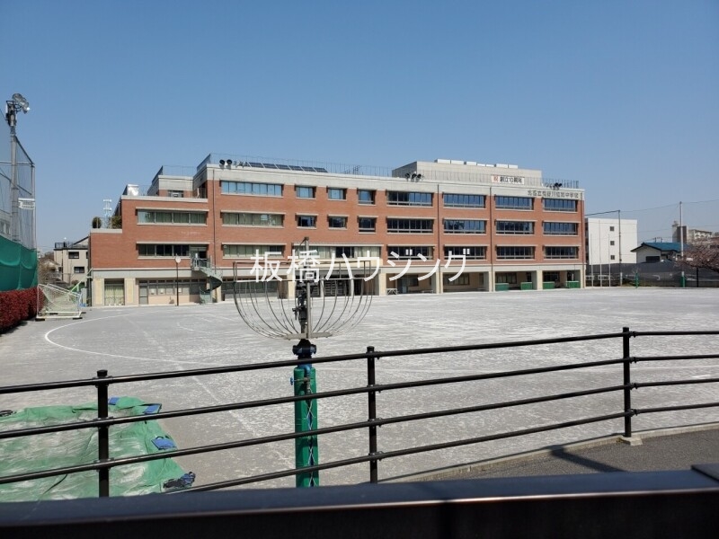 中学校　滝野川紅葉中学校（中学校）まで824m