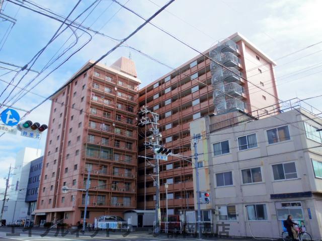 【静岡市駿河区曲金のマンションの建物外観】