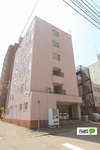 札幌市北区北十一条西のマンションの建物外観