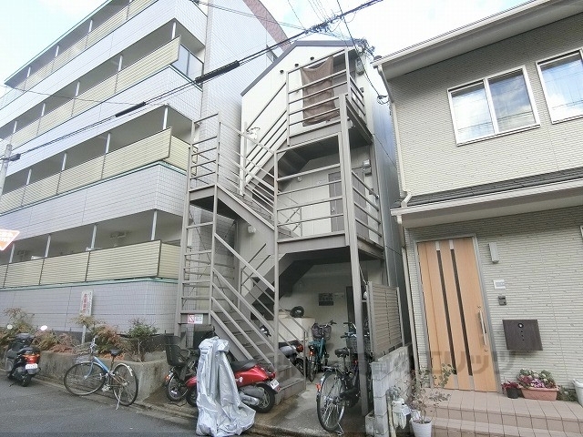京都市北区大将軍西鷹司町のマンションの建物外観
