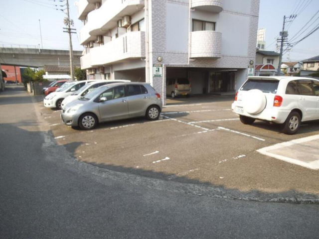 【松山市和泉北のマンションの駐車場】