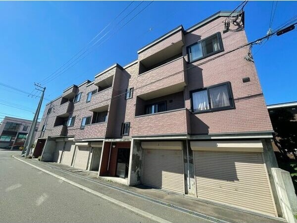 札幌市白石区川北二条のアパートの建物外観