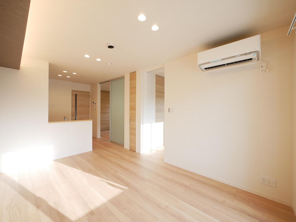 居室・リビング　角部屋につき、明るく風通し良好な11.6帖LDKでございます