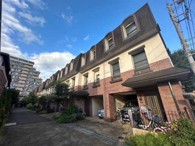 グローイングコート一橋学園の建物外観