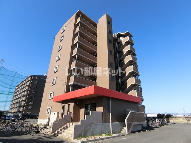 【津市栗真町屋町のマンションの建物外観】