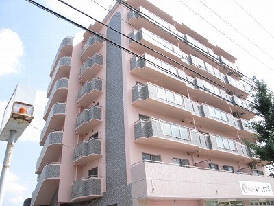 【藤沢市円行のマンションの建物外観】