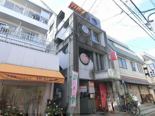 【春日ビルの建物外観】