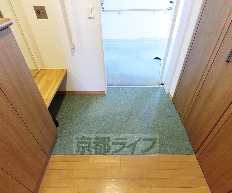 【京都市伏見区久我東町のマンションの玄関】