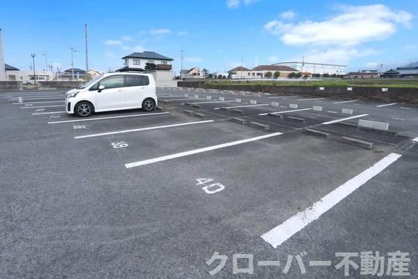 【観音寺市豊浜町和田のマンションの駐車場】