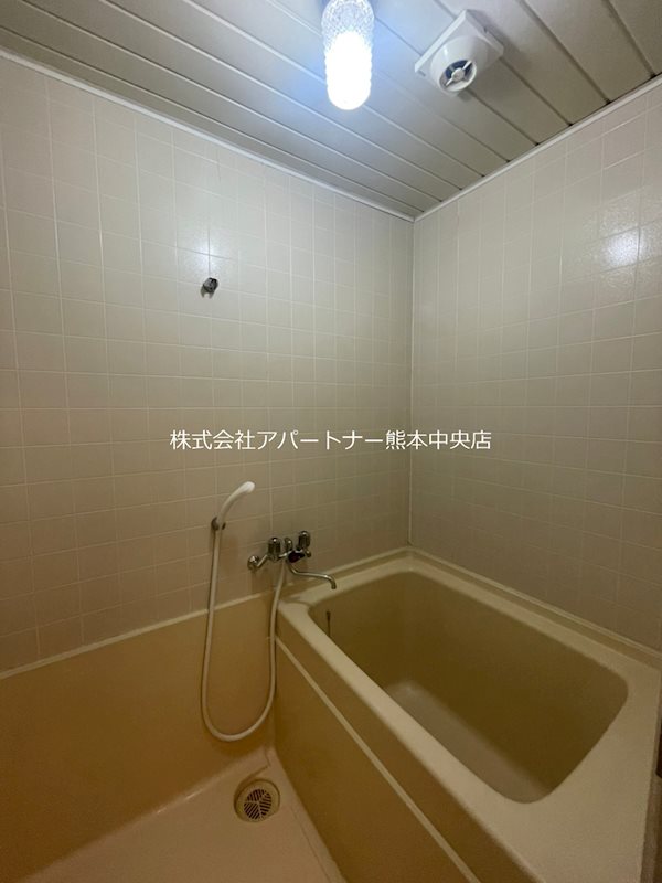 バス・シャワールーム　清潔感のあるバスルーム