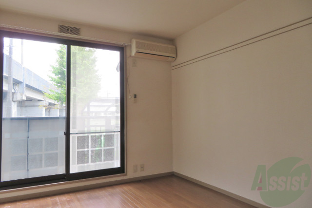 居室・リビング　リビングには大きな窓とエアコンが付いています。