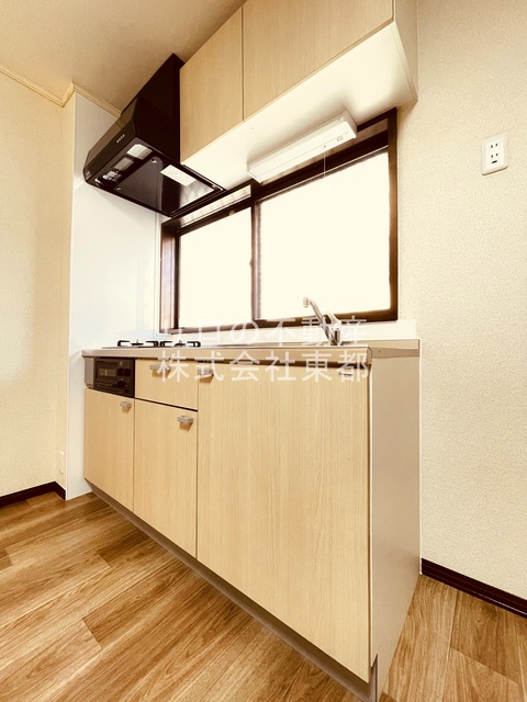 キッチン　自然光が入る、換気もしやすい窓付きのキッチンです♪