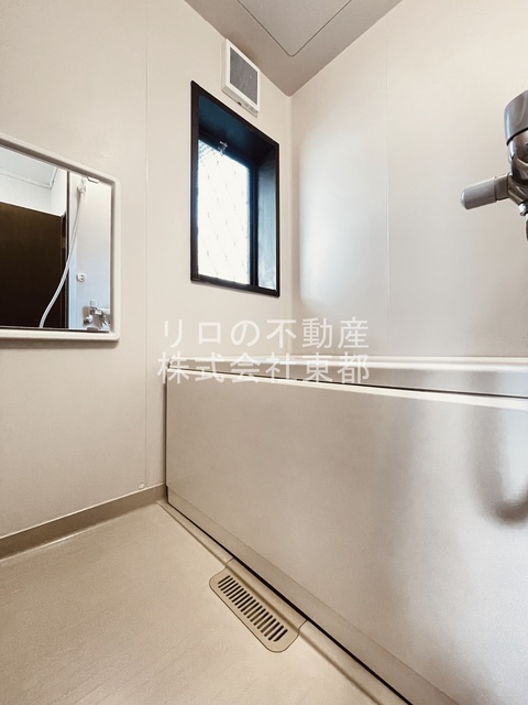 バス・シャワールーム　窓付きのバスルーム♪換気もできて気持ちいいですね♪