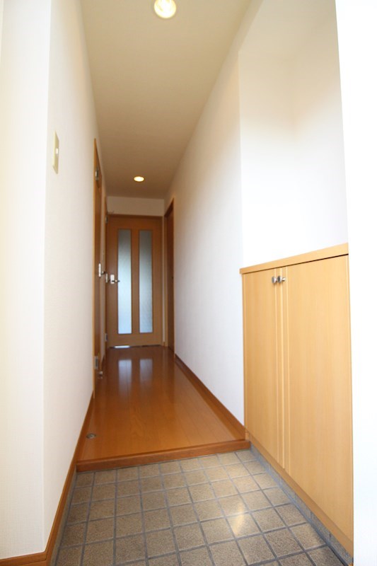 玄関　収納付きの明るい玄関です。