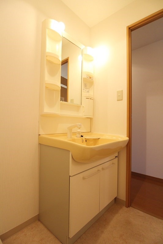 洗面設備　使いやすい洗面台です。