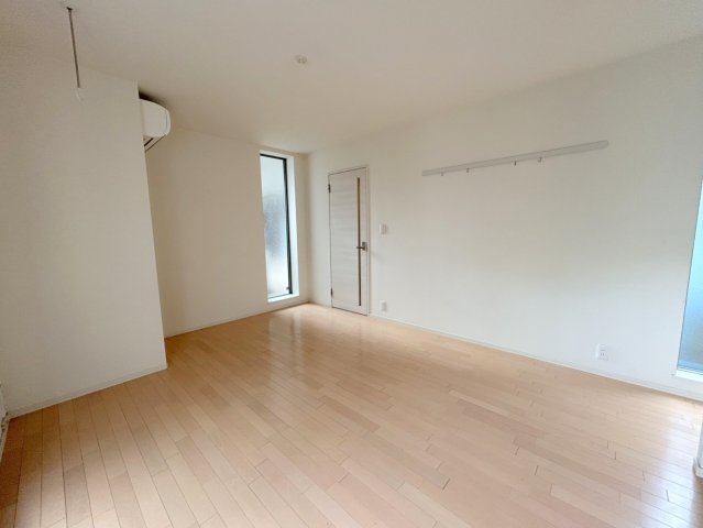 その他部屋・スペース　落ち着いた色調の寝室です