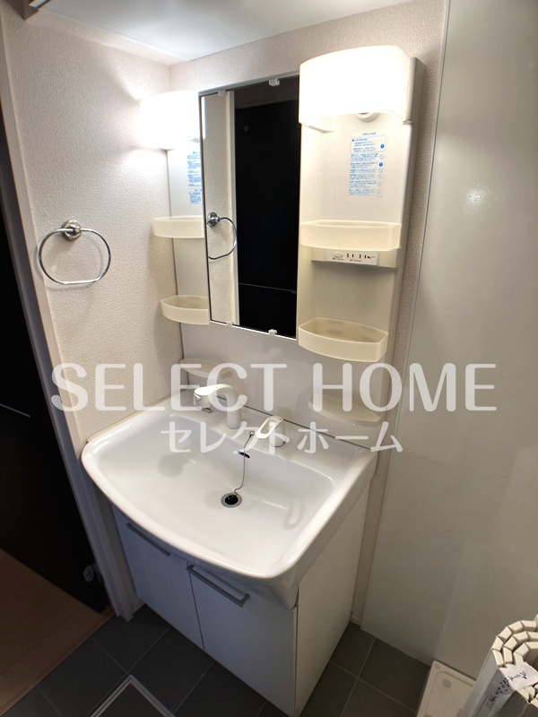 洗面設備　独立洗面台、小物を置くことができて便利です