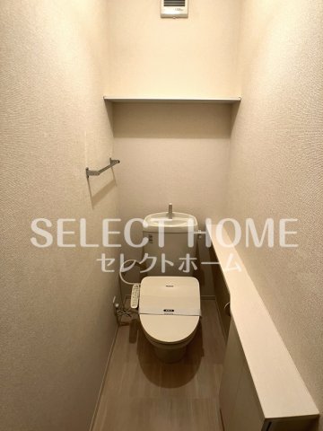 トイレ　落ち着いた色調のトイレです