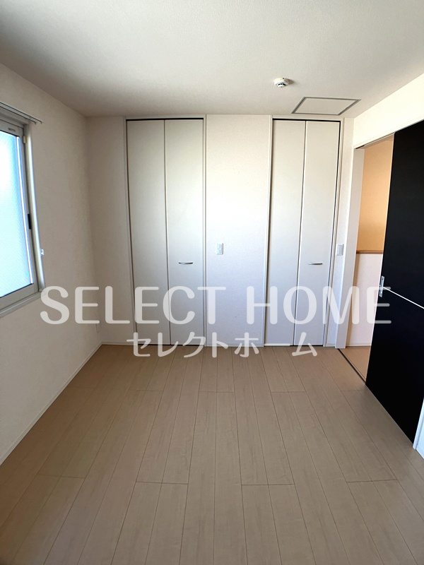 その他部屋・スペース　落ち着いた色調の寝室です