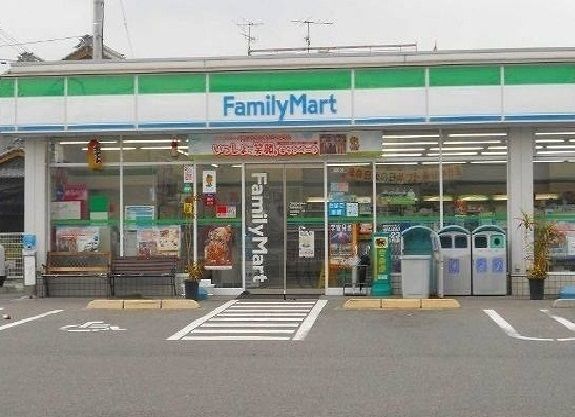 コンビニ　ファミリーマート（コンビニ）まで400m