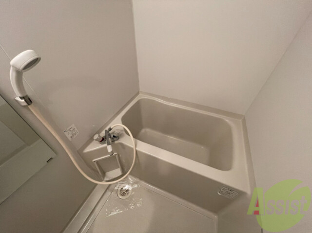 バス・シャワールーム　バスルームは狭すぎずゆったりと過ごせそうです。