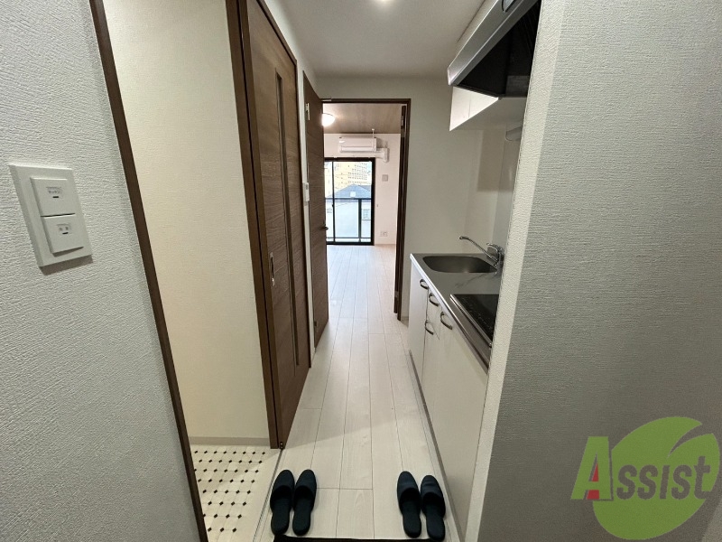 玄関　玄関からの様子です。白を基調として明るく感じられます。