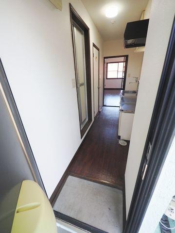 玄関　玄関から室内への様子です。