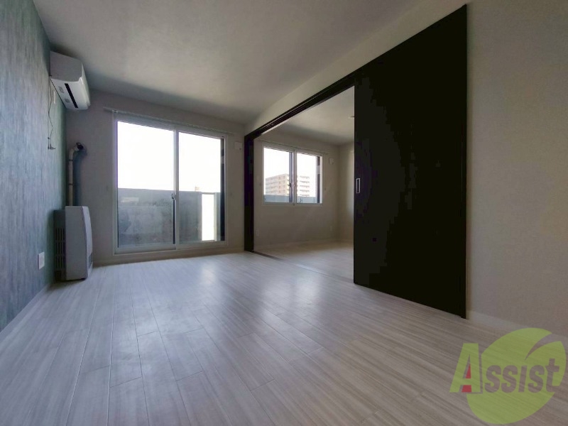 居室・リビング　日当たりが良くて心地よく過ごせそうなお部屋です。