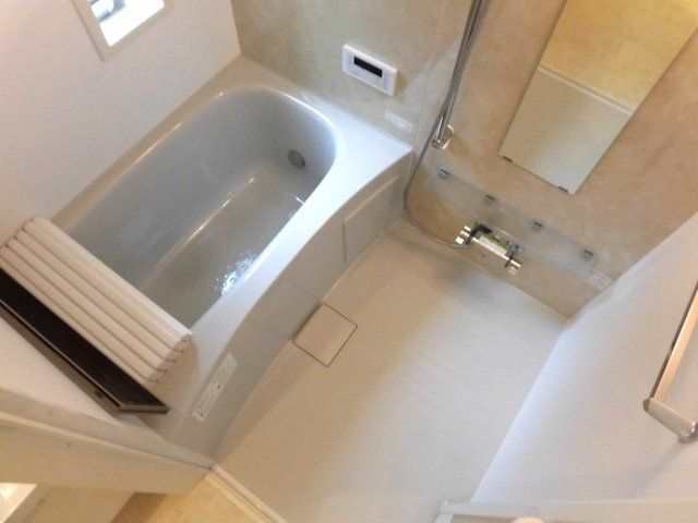 バス・シャワールーム　追い焚き機能・窓付きの浴室です。