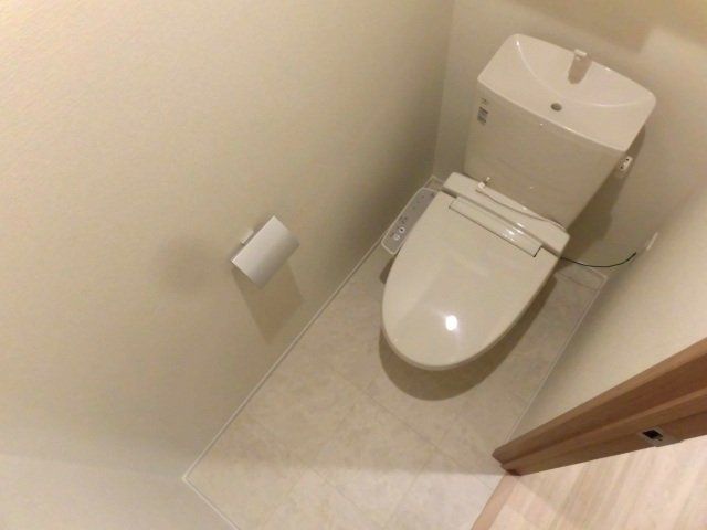 トイレ　温水洗浄機能付便座です。