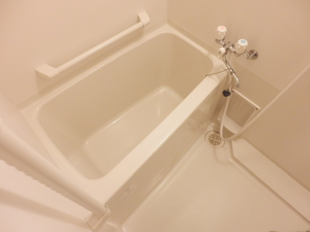 バス・シャワールーム　浴室換気乾燥機付きで、雨の日にも安心です！