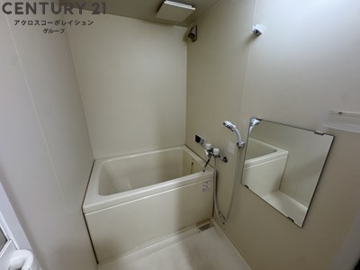 バス・シャワールーム　シンプルなデザインのお風呂です。