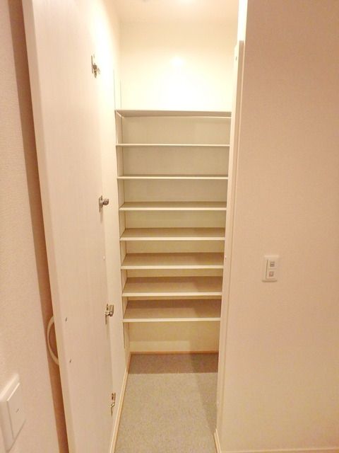 玄関　★姿見・照明付きシューズクローク★