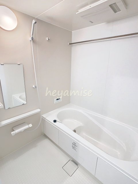 バス・シャワールーム　写真は反転の別号室。