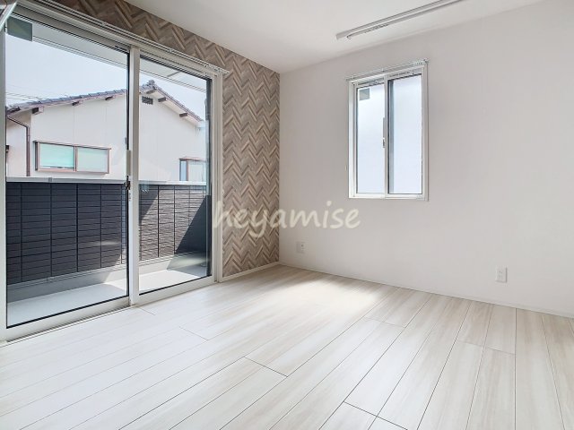 居室・リビング　写真は反転の別号室。