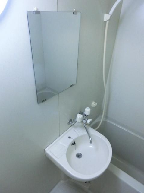 洗面設備　鏡付きの洗面台です。