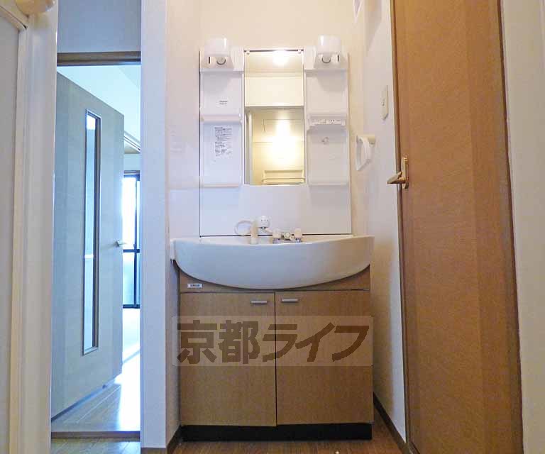 洗面設備　綺麗な独立洗面台です。