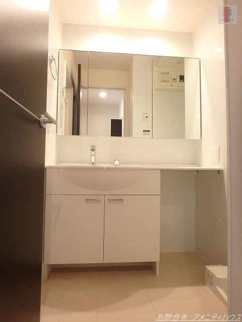 洗面設備　■大きな鏡がうれしい洗面スペース。