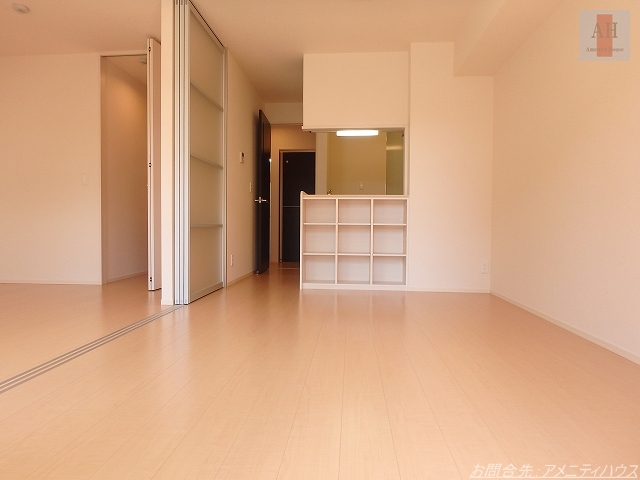 居室・リビング　■10.2帖のカウンター仕様のリビング。